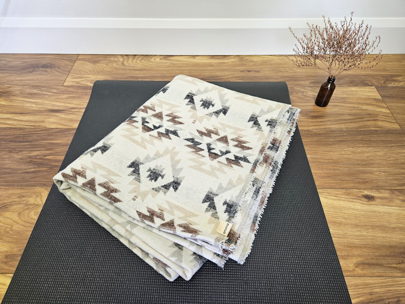 Ensemble Savasana – Couverture, repose-yeux à la lavande, et palo santo – Image 4