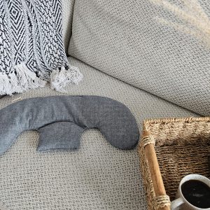 Amma_Therapie_epaule_coton_biologique_denim_lifestyle_automne.jpg Coussin chauffant pour épaules | Coton biologique gris