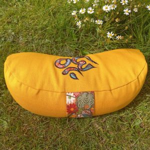 Coussin demi lune jaune moutarde